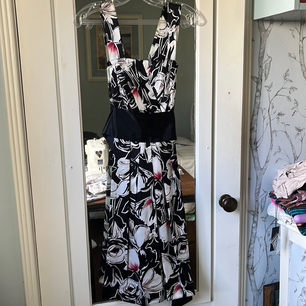 White House Black Market size 0 100% Silk